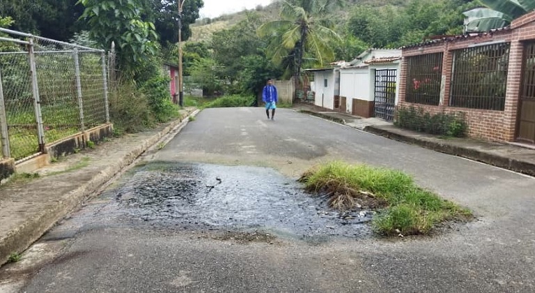 Vecinos denuncian desbordamiento de aguas servidas en Carúpano