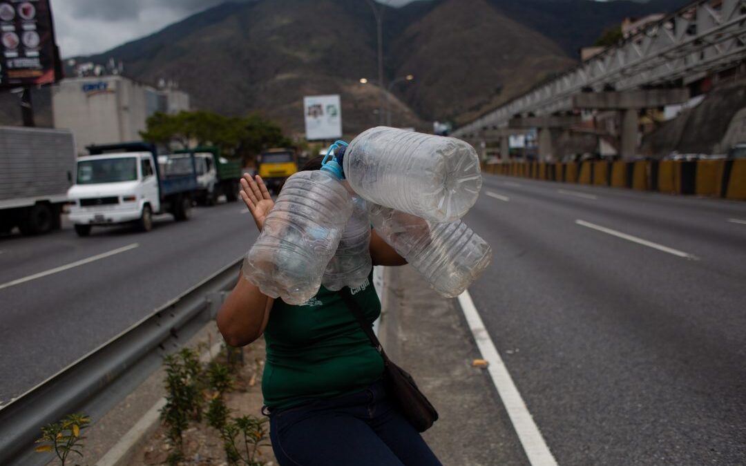 Uno de cada tres venezolanos busca agua en quebradas por falta de servicio en tuberías