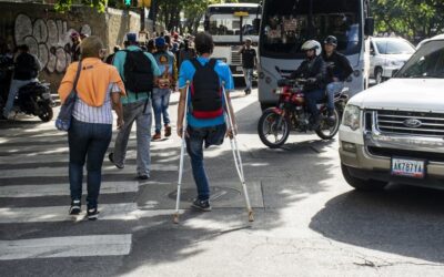 La movilidad en Caracas es una odisea para personas con discapacidad: “Las aceras parecen unas montañas rusas”