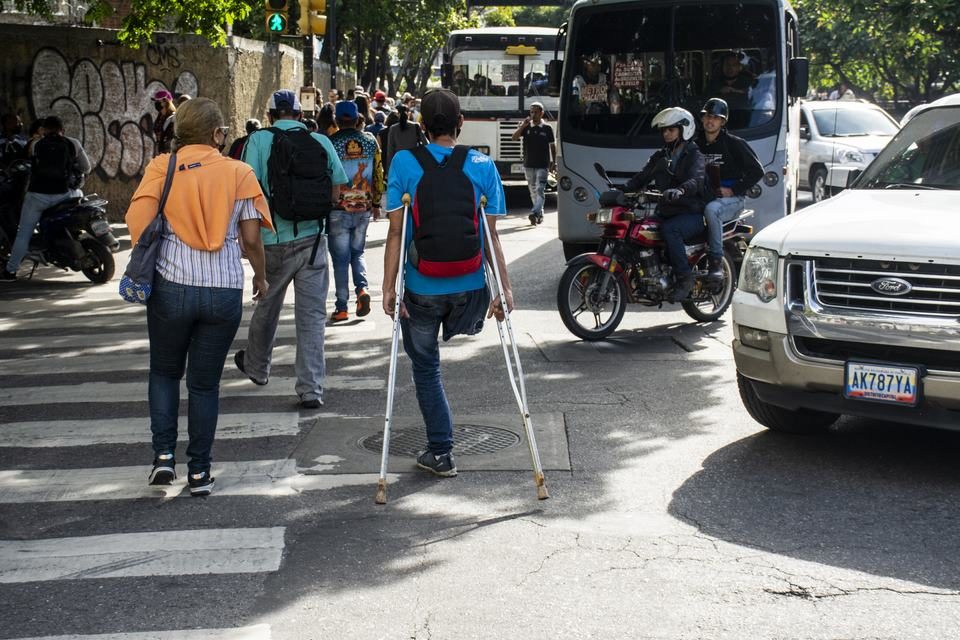 La movilidad en Caracas es una odisea para personas con discapacidad: “Las aceras parecen unas montañas rusas”